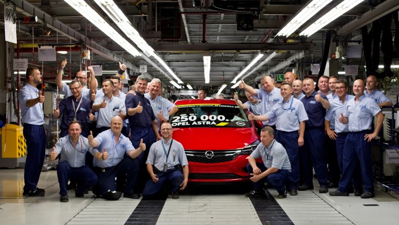 Jubileuszowy Opel Astra i załoga gliwickiej fabryki /Informacja prasowa