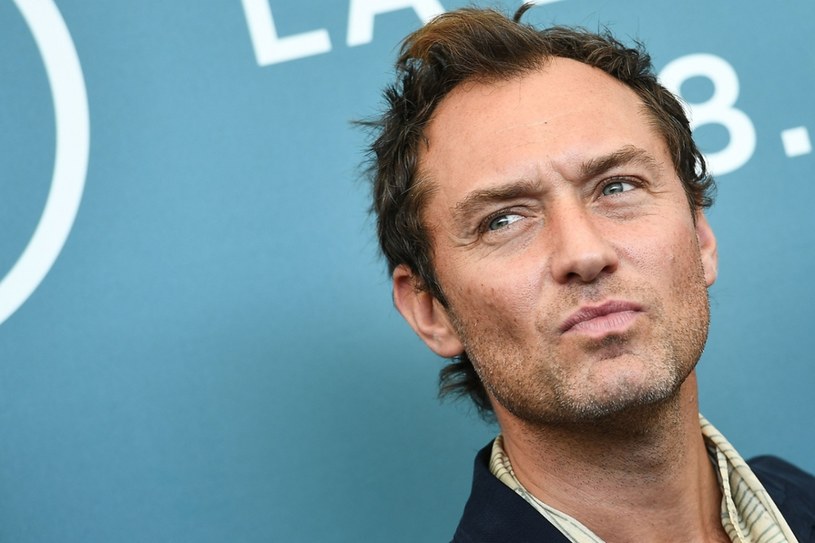 Jude Law gra główną rolę w serialu "Młody papież" /VINCENZO PINTO/AFP /East News