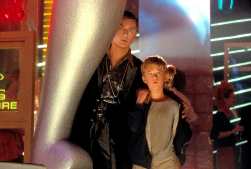 Jude Law i Haley Joel Osmen na planie filmu “A.I. sztuczna inteligencja” /Warner Bros/Courtesy Everett Collection /East News
