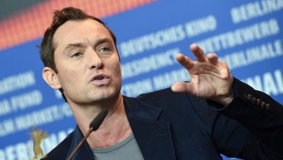 Jude Law odwiedził obóz uchodźców w Calais. "Przyjechałem, żeby zobaczyć to na własne oczy"