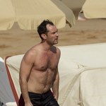 Jude Law pokazuje klatę. Sexy?