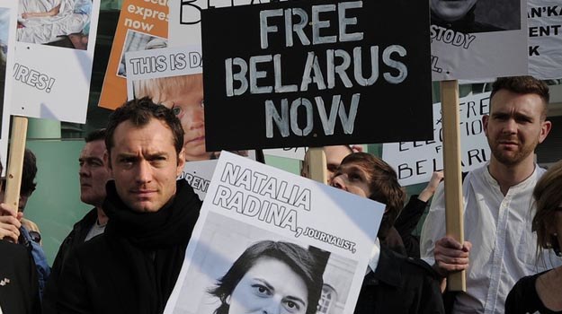 Jude Law wspiera białoruską opozycję. /AFP