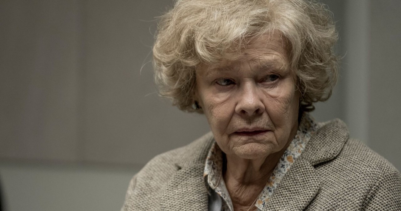 Judi Dench w scenie z filmu "Tajemnice Joan" /materiały prasowe