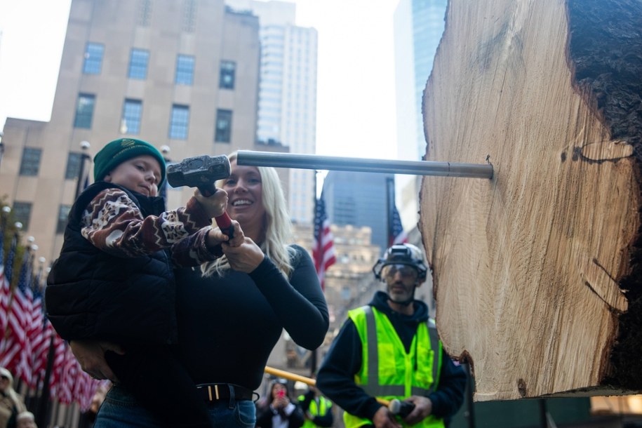 Judy Russ wraz z synem Liamem podczas ustawiania choinki w Rockefeller Center /JULIUS CONSTANTINE MOTAL /PAP/EPA