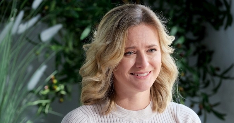 Julia (Marta Chodorowska) dowie się, że spodziewa się dziecka /Źródło: AIM