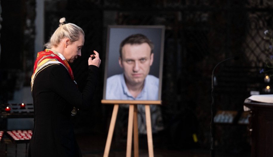 Julia Nawalna przy portrecie zmarłego Aleksieja Nawalnego (zdjęcie archiwalne) /SEBASTIAN GOLLNOW /PAP/DPA