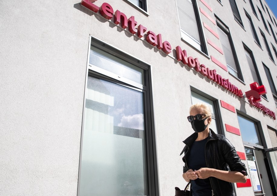 Julia Nawalny przed kliniką, w której przebywa jej mąż /HAYOUNG JEON /PAP/EPA
