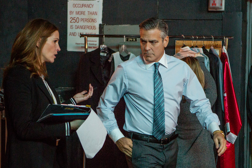 Julia Roberts i George Clooney w scenie z filmu "Zakładnik z Wall Street" /materiały prasowe