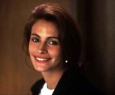  Julia Roberts urodziła się  28 października 1967 Smyrnie (stan Georgia). W młodości wcale nie planowała kariery artystycznej, ale medyczną (chciała zostać lekarzem weterynarii). Zdanie zmieniła dopiero jako siedemnastolatka. Wyjechała wówczas do Nowego Jorku, gdzie rozpoczęła pracę modelki i zapisała się do szkoły aktorskiej.