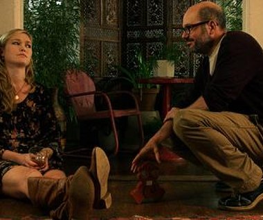 Julia Stiles i David Cross w scenie z filmu "Taka piękna katastrofa"
