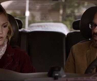 Julia Stiles i David Cross w scenie z filmu "Taka piękna katastrofa"