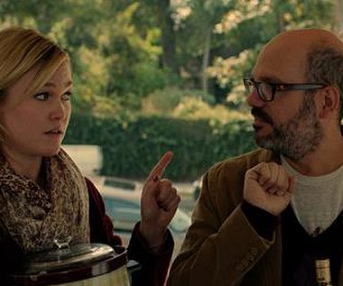 Julia Stiles i David Cross w scenie z filmu "Taka piękna katastrofa"