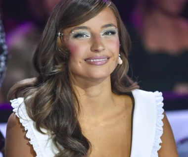 Julia Wieniawa pojawiła się na scenie podczas jubileuszu Malika Montany. Raper ma gest! Wręczył jej wielki bukiet róż