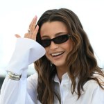 Julia Wieniawa w modnych jeansach. Każda sylwetka wygląda w nich dobrze. Jest jeden warunek
