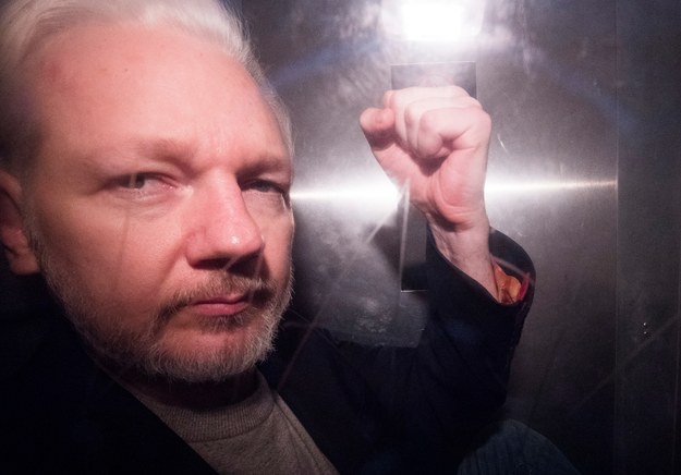 Julian Assange odpowie za gwałt popełniony w 2010 roku /NEIL HALL /PAP/EPA