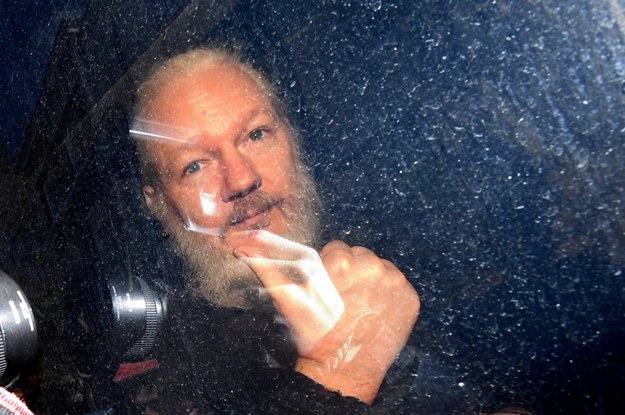 Julian Assange po wyprowadzeniu z budynku ambasady Ekwadoru /Victoria Jones /PAP/EPA