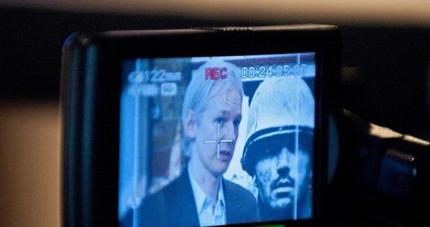 Julian Assange, prowadzący stronę WikiLeaks, szybko stał się bardzo kontrowersyjną postacią /AFP