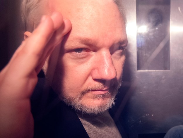 Julian Assange w drodze do londyńskiego sądu na zdjęciu z 1 maja /NEIL HALL /PAP/EPA