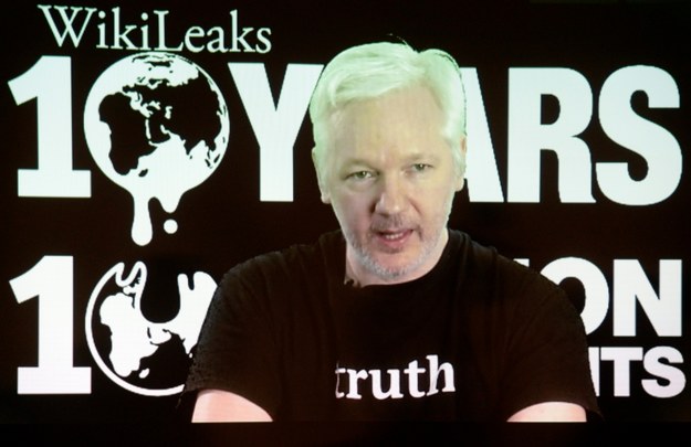 Julian Assange /MAURIZIO GAMBARINI  /PAP/EPA