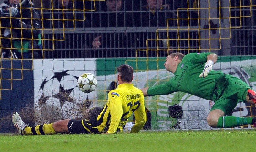 Julian Schieber strzela gola dla Borussii Dortmund w meczu z Manchesterem City /PAP/EPA