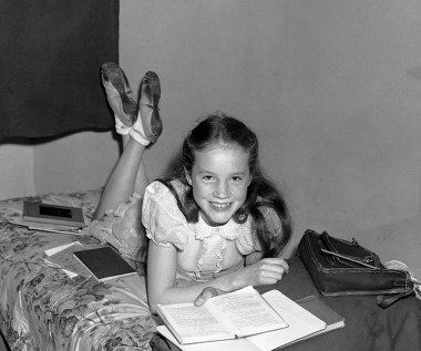 Julie Andrews urodziła się 1 października 1935 roku w Walton-on-Thames w Wielkiej Brytanii. Swoją karierę artystyczną rozpoczęła jednak po przeprowadzce do Stanów Zjednoczonych.