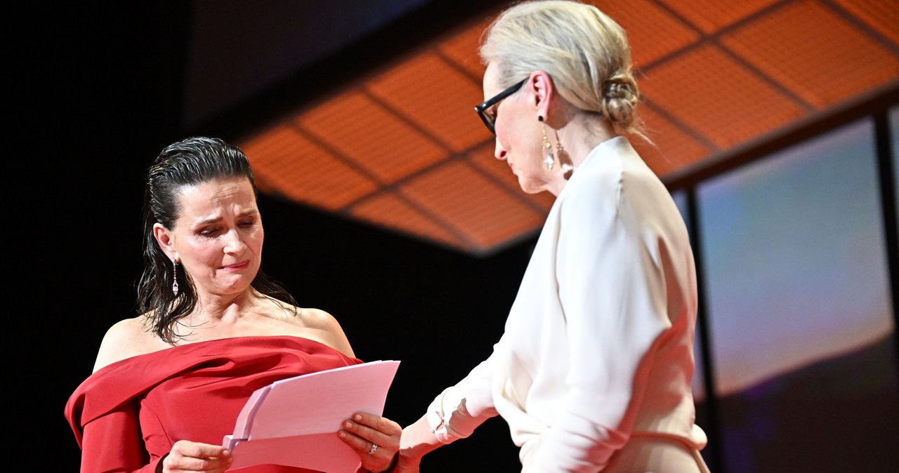 Juliette Binoche i Meryl Streep podczas gali otwarcia 77. MFF w Cannes /Stephane Cardinale - Corbis / Contributor /Getty Images