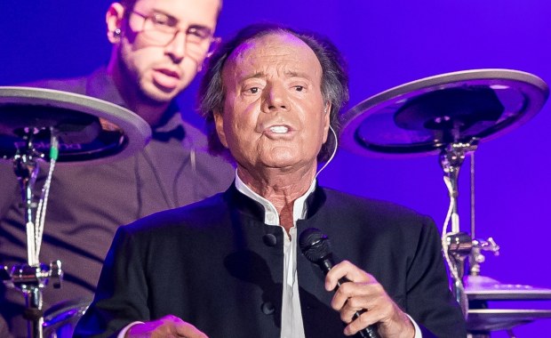 Julio Iglesias w ogniu oskarżeń. Piosenkarz miał napastować kobiety