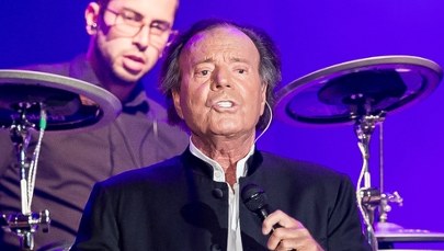 Julio Iglesias w ogniu oskarżeń. Piosenkarz miał napastować kobiety
