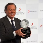 Julio Iglesias "z głębokim smutkiem" odpiera zarzuty