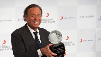 Julio Iglesias "z głębokim smutkiem" odpiera zarzuty