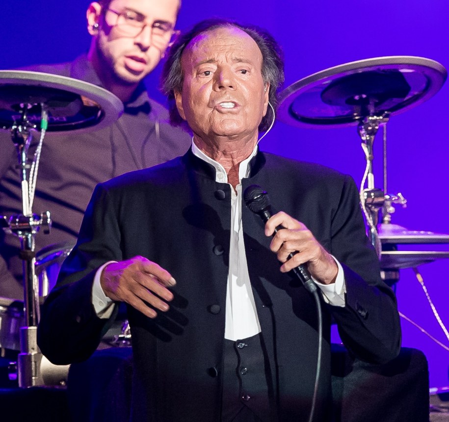 Julio Iglesias w ogniu oskarżeń. Piosenkarz miał napastować kobiety