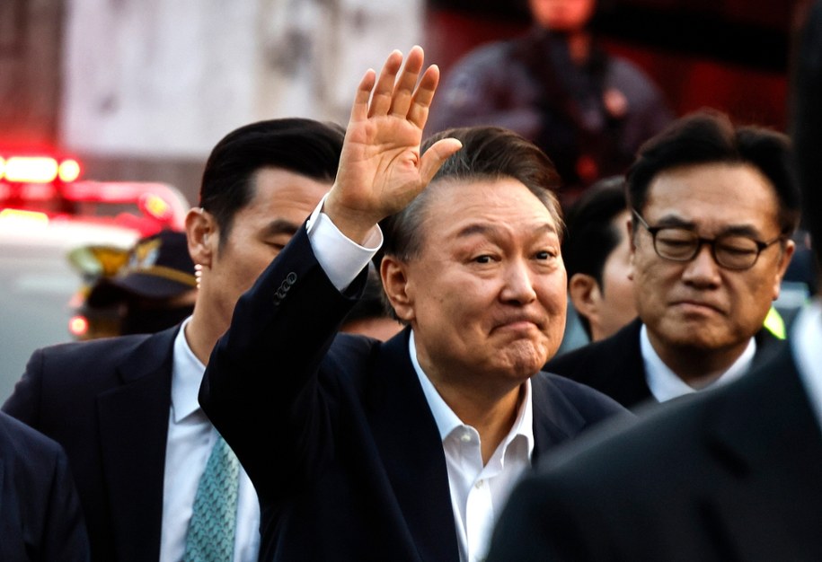 Jun Suk Jeol pozdrawia swoich zwolenników po wypuszczeniu z aresztu 08.03.2025 r. /JEON HEON-KYUN /PAP/EPA