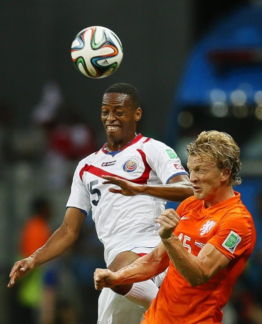 Junior Diaz i Dirk Kuyt /PAP/EPA/YURI KOCHETKOV /PAP/EPA