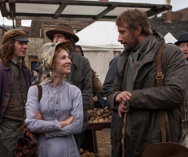 Juno Temple i Matthias Schoenaerts w scenie z filmu "Z dala od zgiełku"