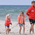 Jurata: Kuba Błaszczykowski z żoną i córkami na plaży