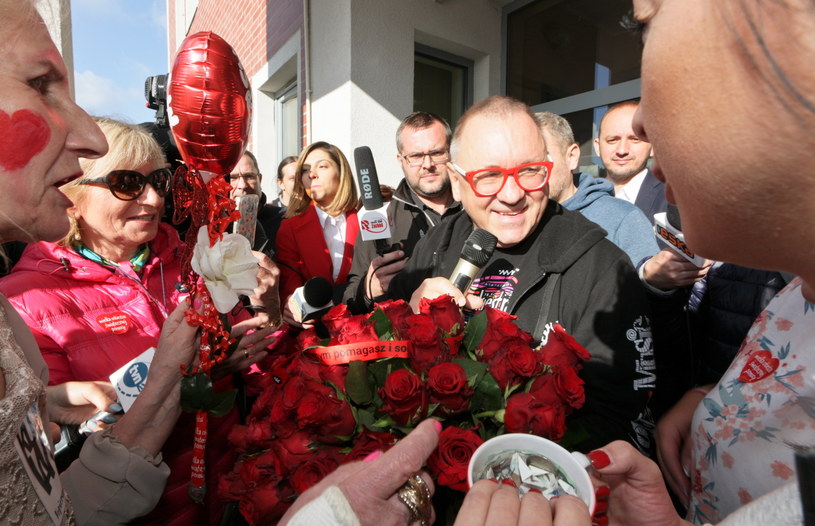 Jurek Owsiak po wyjściu z sądu w Słubicach /Fot. Lech Muszyński /PAP