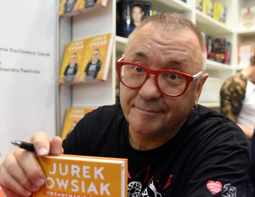 Jurek Owsiak podpisuje książkę na niedawnych targach w Krakowie /Marek Lasyk/REPORTER  /East News