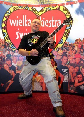 Jurek Owsiak z gitarą Carlosa Santany - fot. Michał Rozbicki /Agencja SE/East News