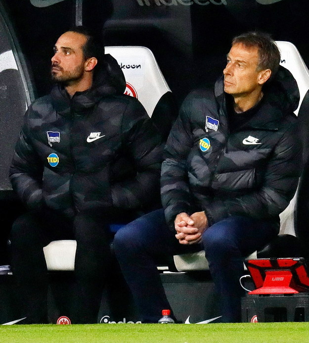 Jürgen Klinsmann (po prawej) i Alexander Nouri w trakcie ligowego meczu Herthy Berlin z Eintrachtem Frankfurt, 6 grudnia 2019 /RONALD WITTEK /PAP/EPA