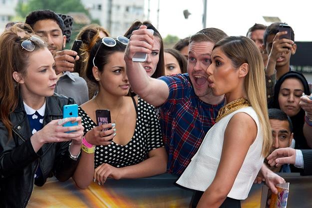 Jurorka Cheryl Fernandez-Versini z fanami "The X Factor" fot. Ben A. Pruchnie /Getty Images