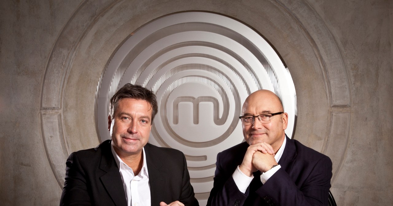 Jurorzy brytyjskiego MasterChefa: szef kuchni John Torode i autor książek o jedzeniu Gregg Wallace /materiały prasowe