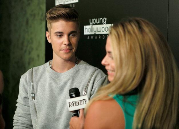 Justin Bieber będzie teraz czarował prezenterki zza kratek? (fot. Mike Windle) /Getty Images