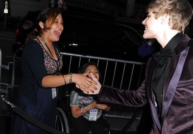 Justin Bieber dba o dobre stosunki z fanami - fot. Kevin Winter /Getty Images/Flash Press Media