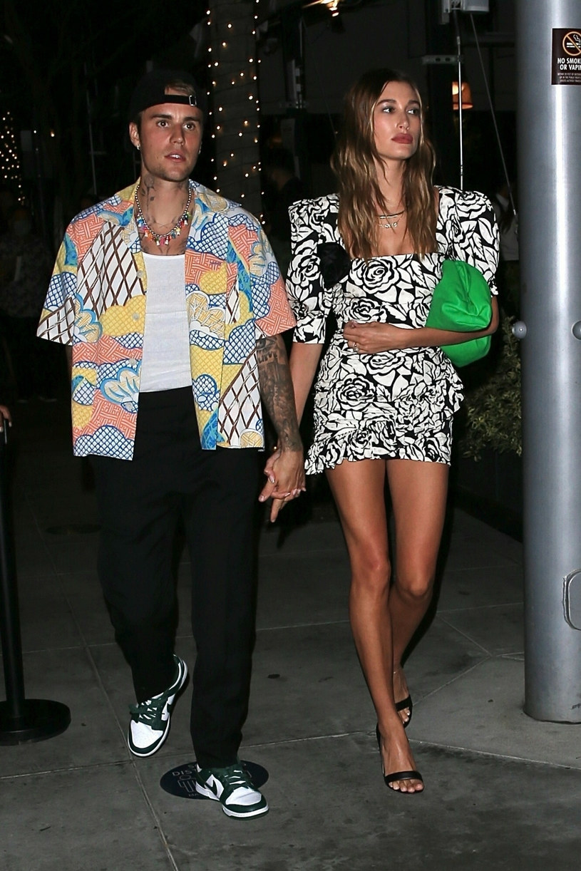 Justin Bieber i Hailey Bieber idą do restauracji w Beverly Hills /BACKGRID /East News
