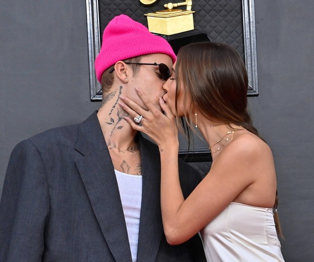 Justin Bieber i jego żona Hailey na zdjęciu archiwalnym /JIM RUYMEN /PAP/Newscom