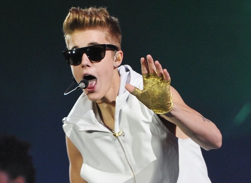 Justin Bieber i okulary przeciwsłoneczne - super "cool combo" /Getty Images/Flash Press Media