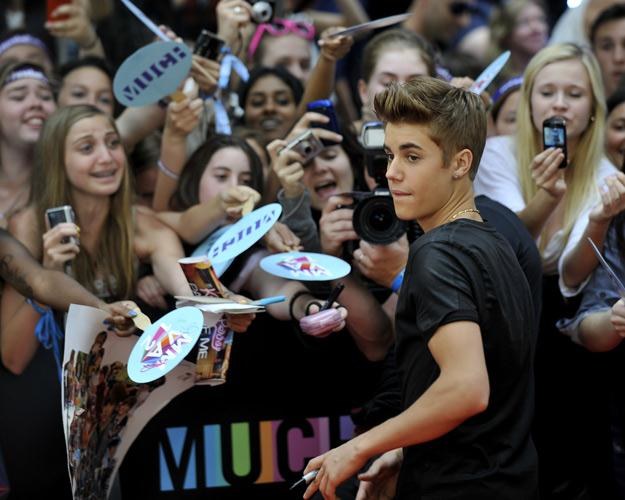 Justin Bieber i tłum belieberek - fot. Jag Gundu /Getty Images/Flash Press Media