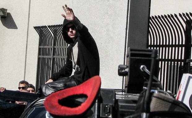 Justin Bieber leczy moralnego kaca w hotelu 