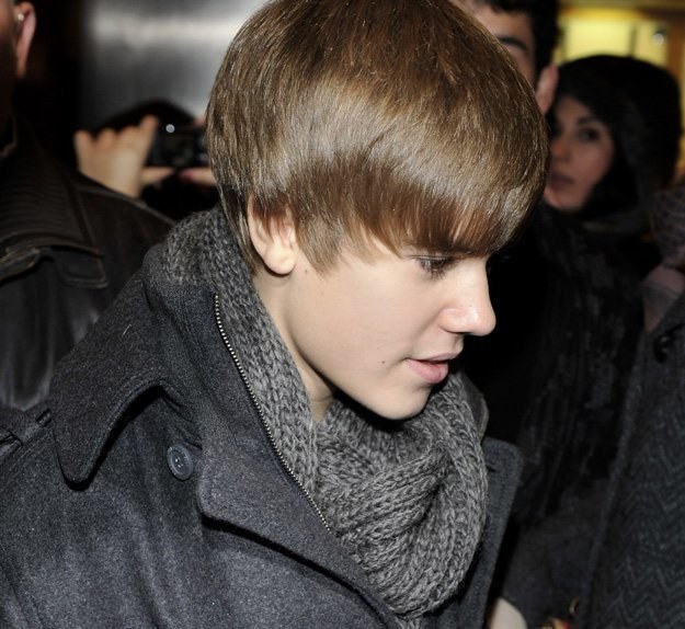 Justin Bieber marznie w Wielkiej Brytanii - fot. Carlos Alvarez /Getty Images/Flash Press Media