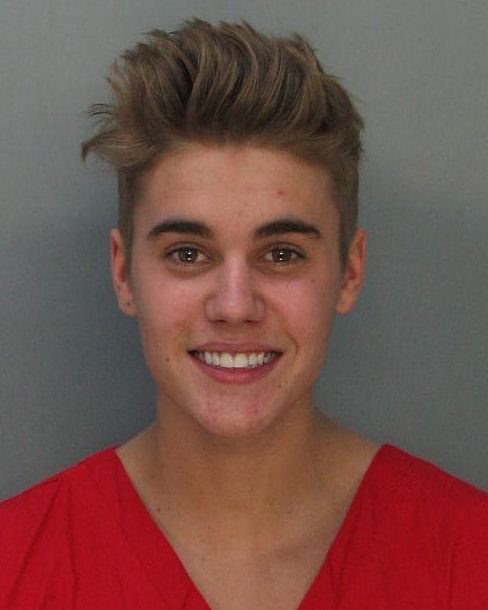 Justin Bieber pozuje do policyjnego zdjęcia /MIAMI-DADE CORRECTIONS & REHABIL /PAP/EPA